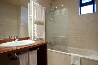 Un baño de Eth Palai