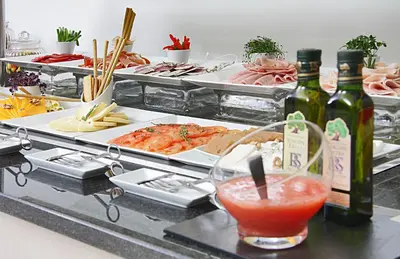 Comida en o cerca de este hotel