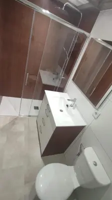 Un baño de vivienda turística los Robles