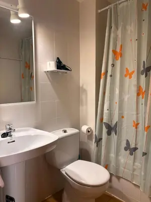 Un baño de Práctico y rústico, perfecto para parejas - Cuc 7