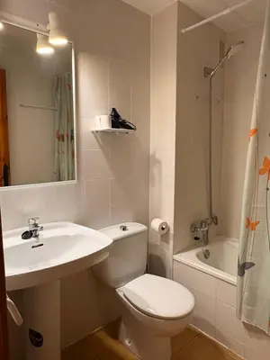 Un baño de Práctico y rústico, perfecto para parejas - Cuc 7