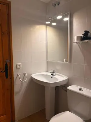 Un baño de Práctico y rústico, perfecto para parejas - Cuc 7