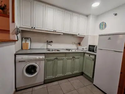 Una cocina o zona de cocina en Bajo con jardín, paz, tranquilidad y aire libre - Isard 3