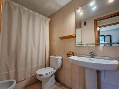 Un baño de Ambiente cálido y luminoso- Confort rústico - Falcó 5