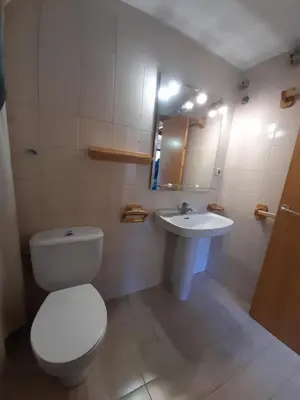 Un baño de Ambiente cálido y luminoso- Confort rústico - Falcó 5