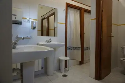 Un baño de Albergue de Sos del Rey Católico