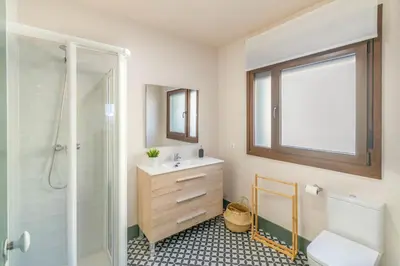 Un baño de Espaciosa casa rural con amplio jardin y barbacoa
