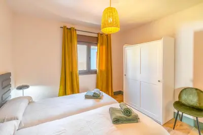 Cama o camas de una habitación en Espaciosa casa rural con amplio jardin y barbacoa
