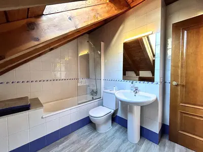 Un baño de Dúplex lluminós a Esterri d'Àneu by RURAL D'ÀNEU