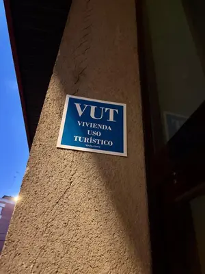 Certificado, premio, señal o documento que está expuesto en Suite Lay