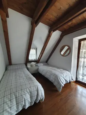 Cama o camas de una habitación en Acogedor apartamento de montaña con jardín y piscina - VU-HUESCA-23-182