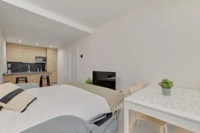 Una televisión o centro de entretenimiento en Apartamentos Pamplona Confort by Clabao