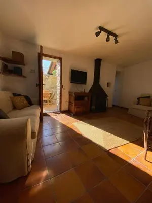 Una televisión o centro de entretenimiento en Cal Bisbe