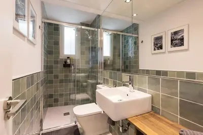 Un baño de SB2 - Apartamento moderno 2 dormitorios, 4º sin ascensor, muy céntrico