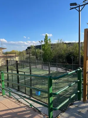 Instalaciones para jugar a tenis o squash en EL RINCON DE TOÑO o alrededores