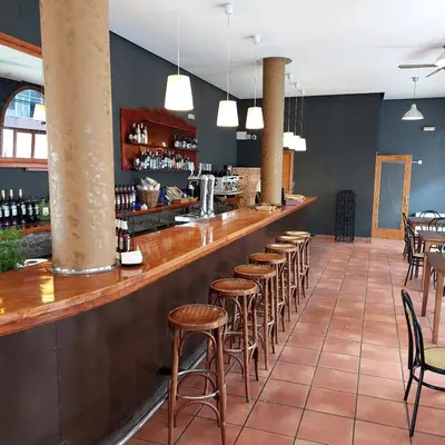 El salón o zona de bar de Hostal Tastavins