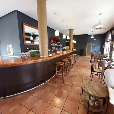 El salón o zona de bar de Hostal Tastavins