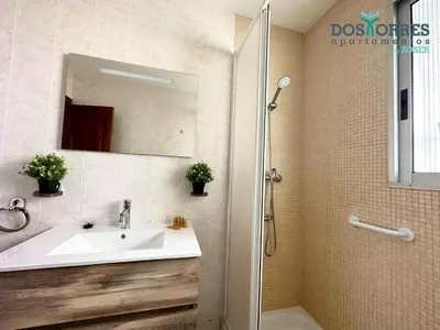 Un baño de Dos Torres Saruman - Espacioso con 7 Camas Individuales