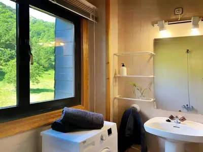 Un baño de Dúplex abuhardillado con parking