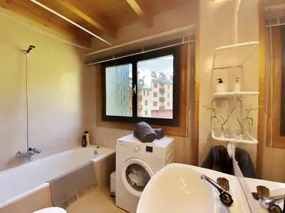 Un baño de Dúplex abuhardillado con parking